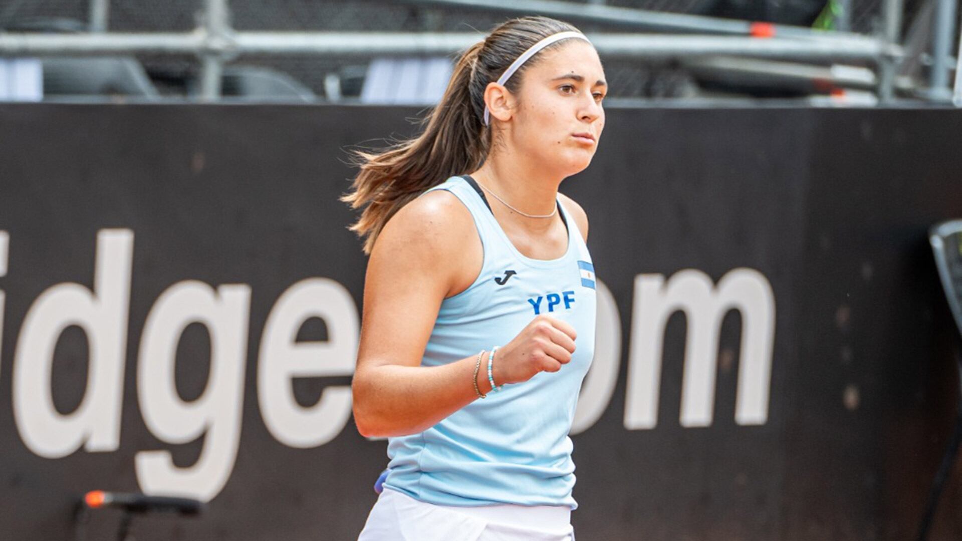 Julia Riera tuvo una gran actuación: triunfo en el single y el dobles (Crédito: Prensa AAT)