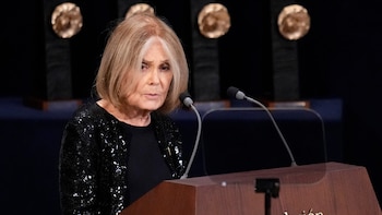 El discurso de Gloria Steinem en Asturias que resuena ahora con más fuerza que nunca: “No existen los inmigrantes, todos somos pasajeros en esta nave espacial terrestre”