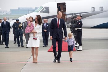 Los duques de Cambridge con George y Charlotte en una visita oficial a Polonia en 2017. (Photo by Arthur Edwards / Pool/ Getty Images)