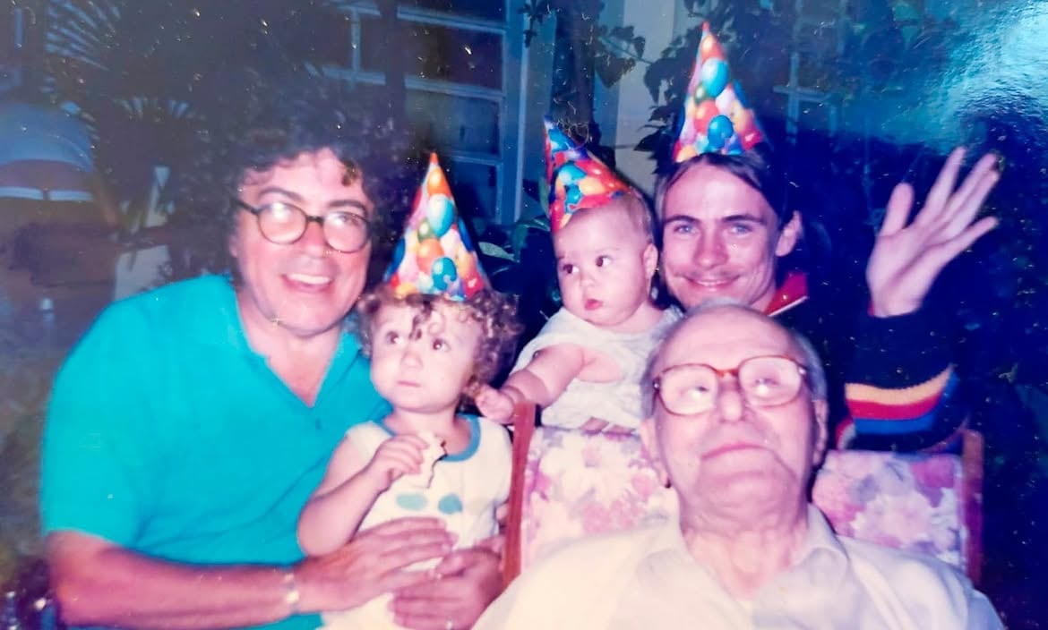 Piero con sus hijos Giuliano, Fiorella y Juan y su padre, Lino de Benedictis (Instagram @pierocantautor)