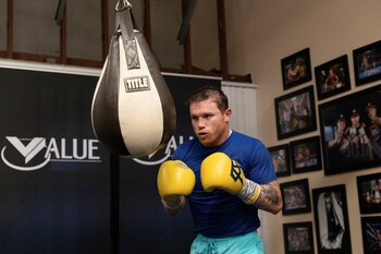 Márquez considera que Canelo ganará