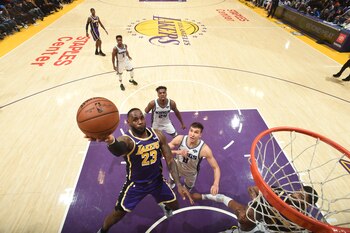 LeBron James aportó 29 puntos,