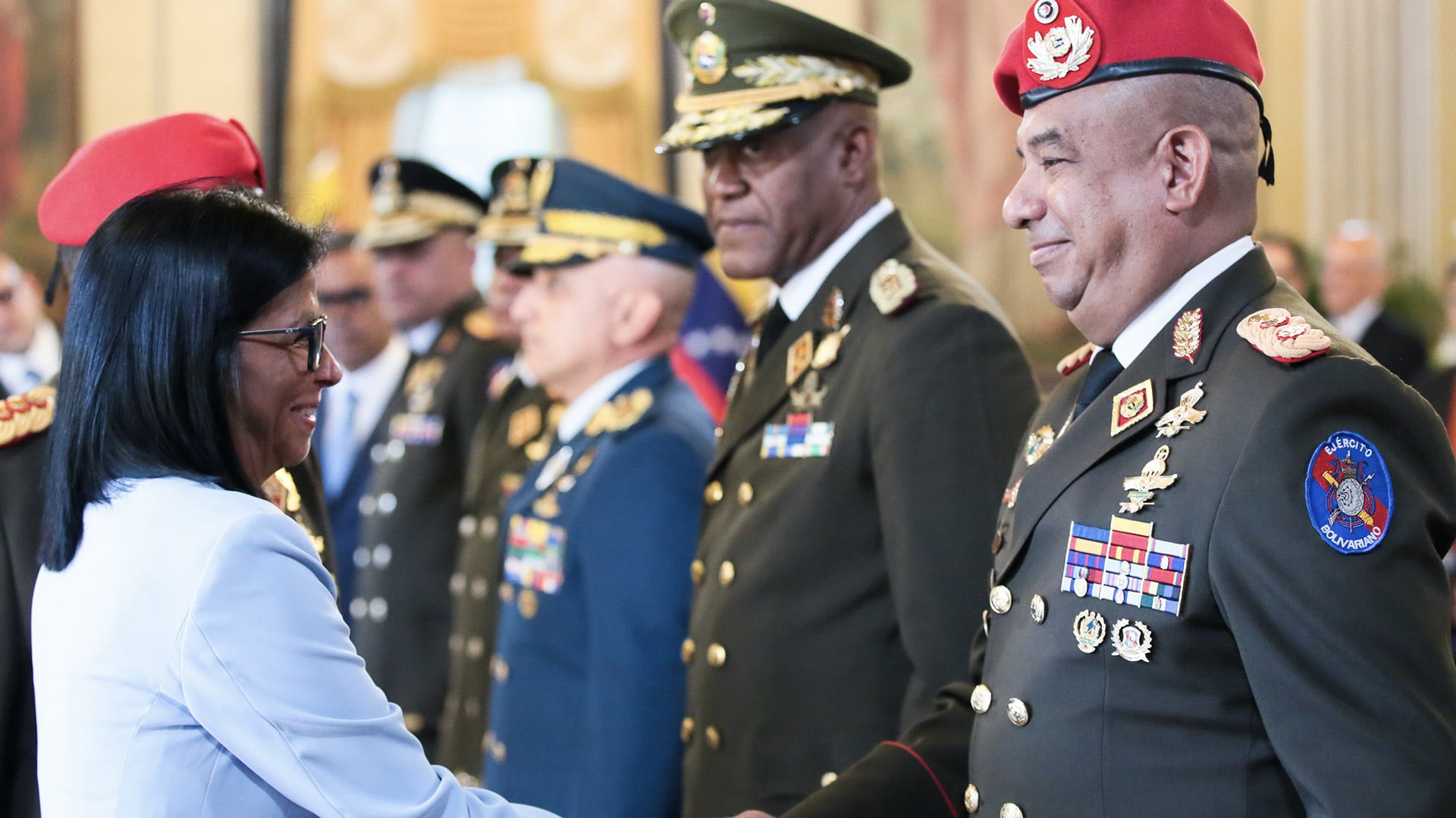 Delcy Eloina Rodríguez Gómez, presidenta interina en un acto con militares en el Palacio de Miraflores