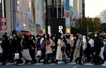 Peatones en un barrio comercial de Tokio (Reuters)