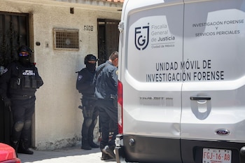 CIUDAD DE MÉXICO, 21JULIO2026.- Fue hallada muerta una mujer de la tercera de edad al interior de domicilio, ubicado en la colonia Gertrudis Sánchez. La FGJ coloco fuera de la casa sellos "desaparición cometida por particulares". Investigaciones indican que dentro del hogar se encontró tirado y esculcado, sin cosas de valor como si hubiese sido robo a casa habitación. La víctima llevaba 4 meses desaparecida, con ficha de búsqueda y hasta ahora FGJ dió orden de cateo el lugar, al ingresar encontraron el cuerpo en avanzado estado de descomposición. FOTO: ROGELIO MORALES/CUARTOSCURO.COM