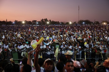 La gente espera a que el Papa Francisco se marche tras celebrar la Santa Misa.