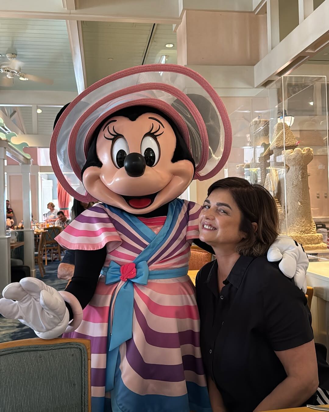Araceli González se fotografió con Minnie Mouse en uno de sus desayunos (Instagram)
