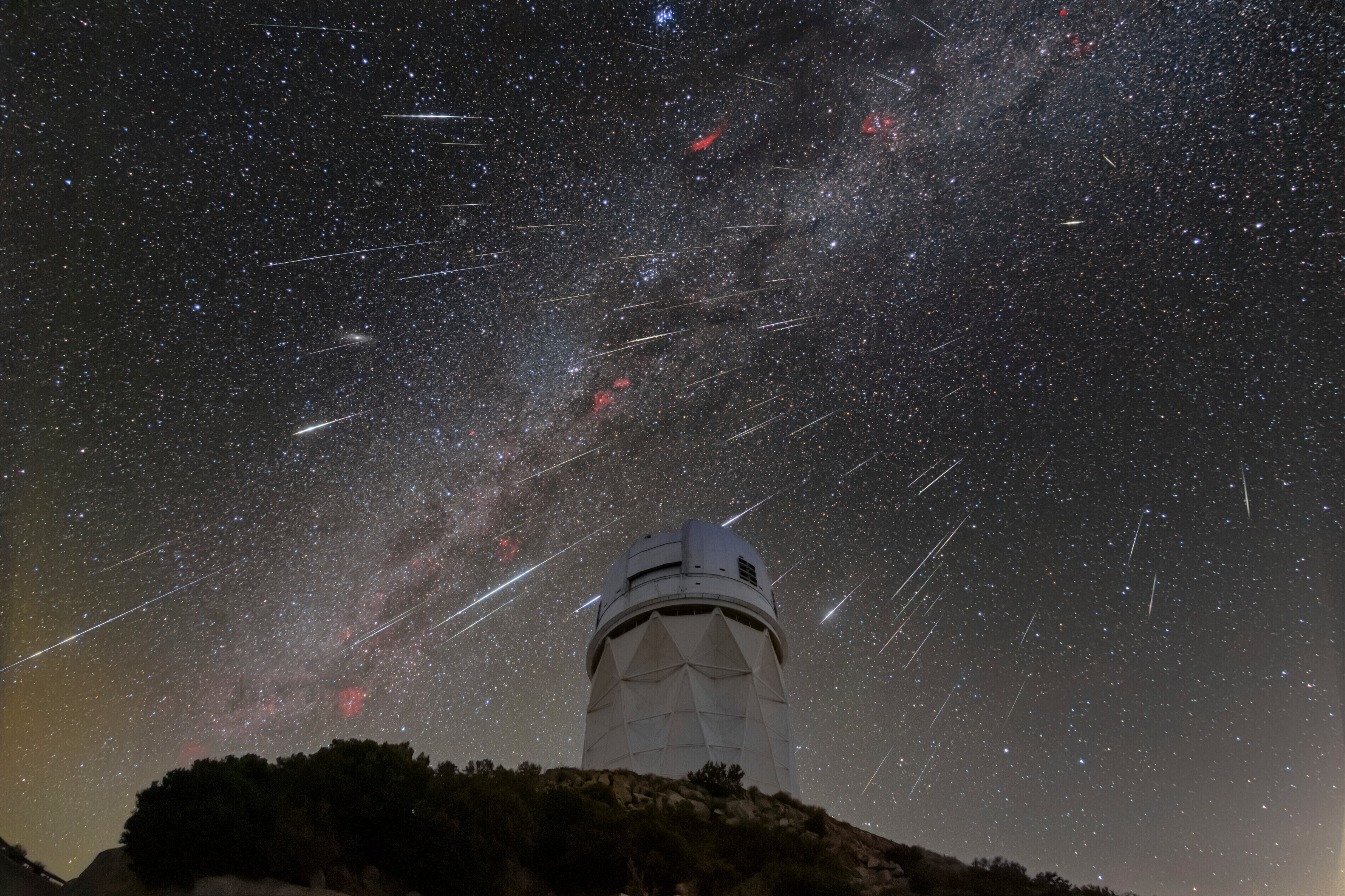 Durante el pico de actividad, se pueden observar entre cinco y diez meteoros por hora, con ráfagas ocasionales de hasta veinticinco. (NOIRLab de NSF vía AP)