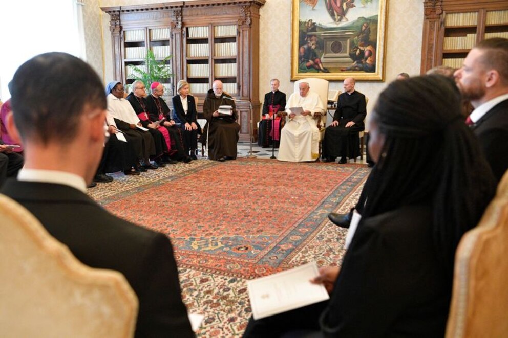 El papa Francisco se dirige a una reunión con los miembros de la Pontificia Comisión para la Protección de Menores en el Vaticano el 5 de mayo de 2023 (REUTERS)