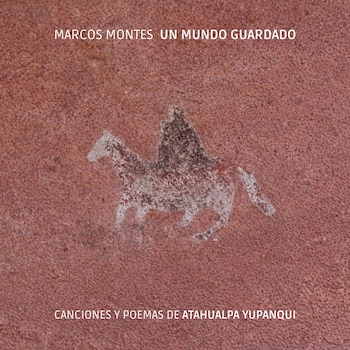 Primer plano de una superficie rocosa rojiza con un dibujo rupestre en blanco de una figura a caballo y texto blanco: Marcos Montes y Atahualpa Yupanqui