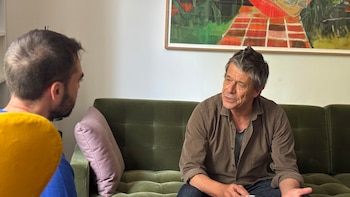 Emmanuel Carrère con Infobae antes de su visita a la Argentina: “Dependo de los lectores, el poder me interesa, pero desde afuera”