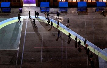 La gente hace cola en