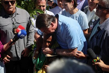 Bolsonaro abraza a una señora