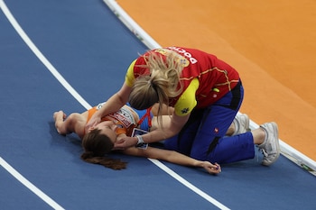 Maureen Koster es asistida tras