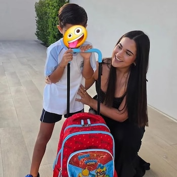 Daniella Bustamante y su hermano Miki en su primer día de clases (Instagram)
