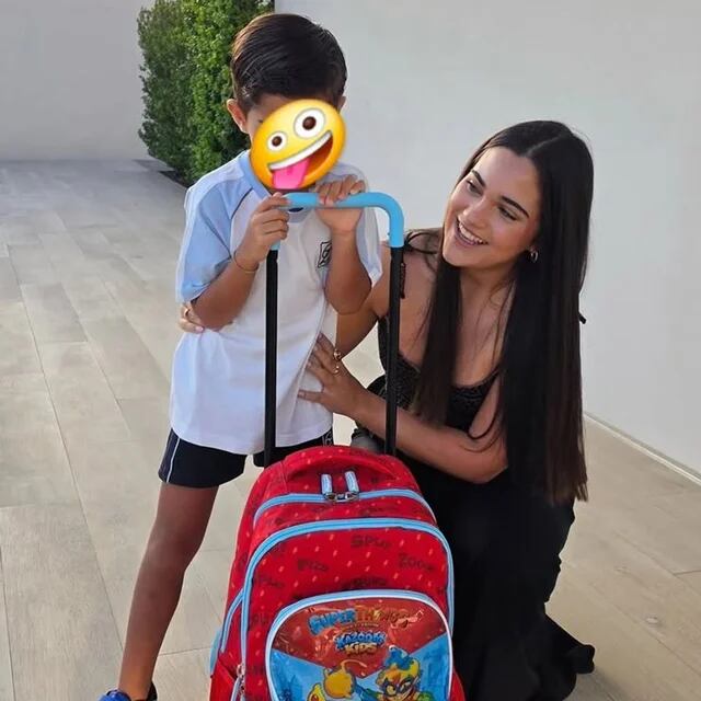 Daniella Bustamante y su hermano Miki en su primer día de clases (Instagram)
