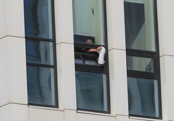 Una mujer se asoma desde