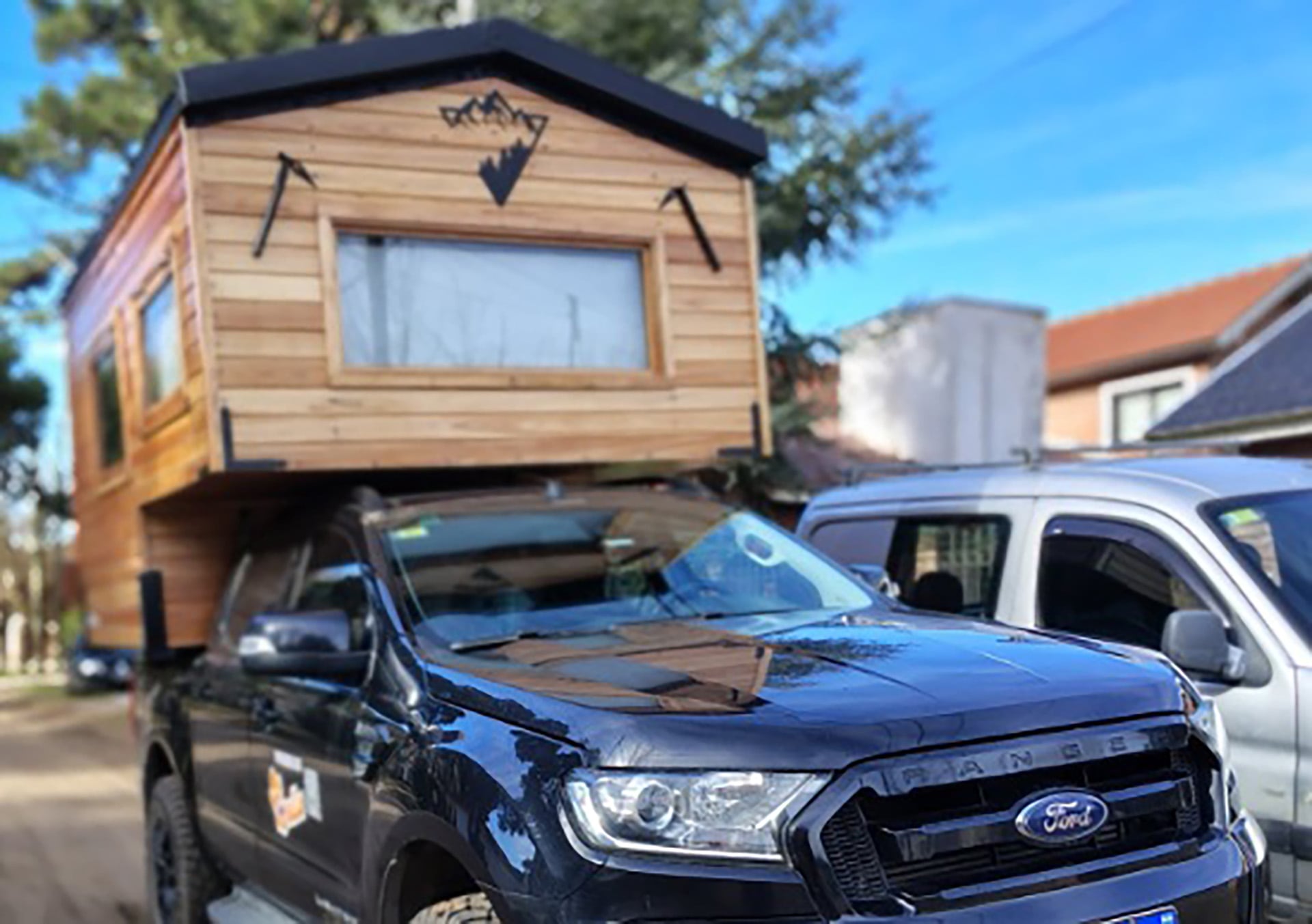 Grandes ventanas panorámicas, techo a dos aguas y revestimiento de madera le dan a Refugio Orión una estética única
