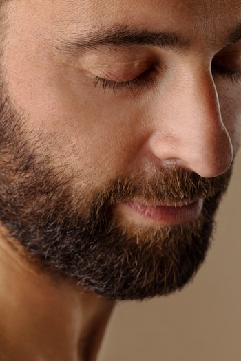 La barba completa natural transmite madurez y confianza, destacando por su volumen controlado y contornos suaves (Freepik)
