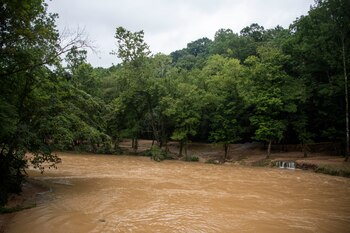 Un Garner Creek hinchado se