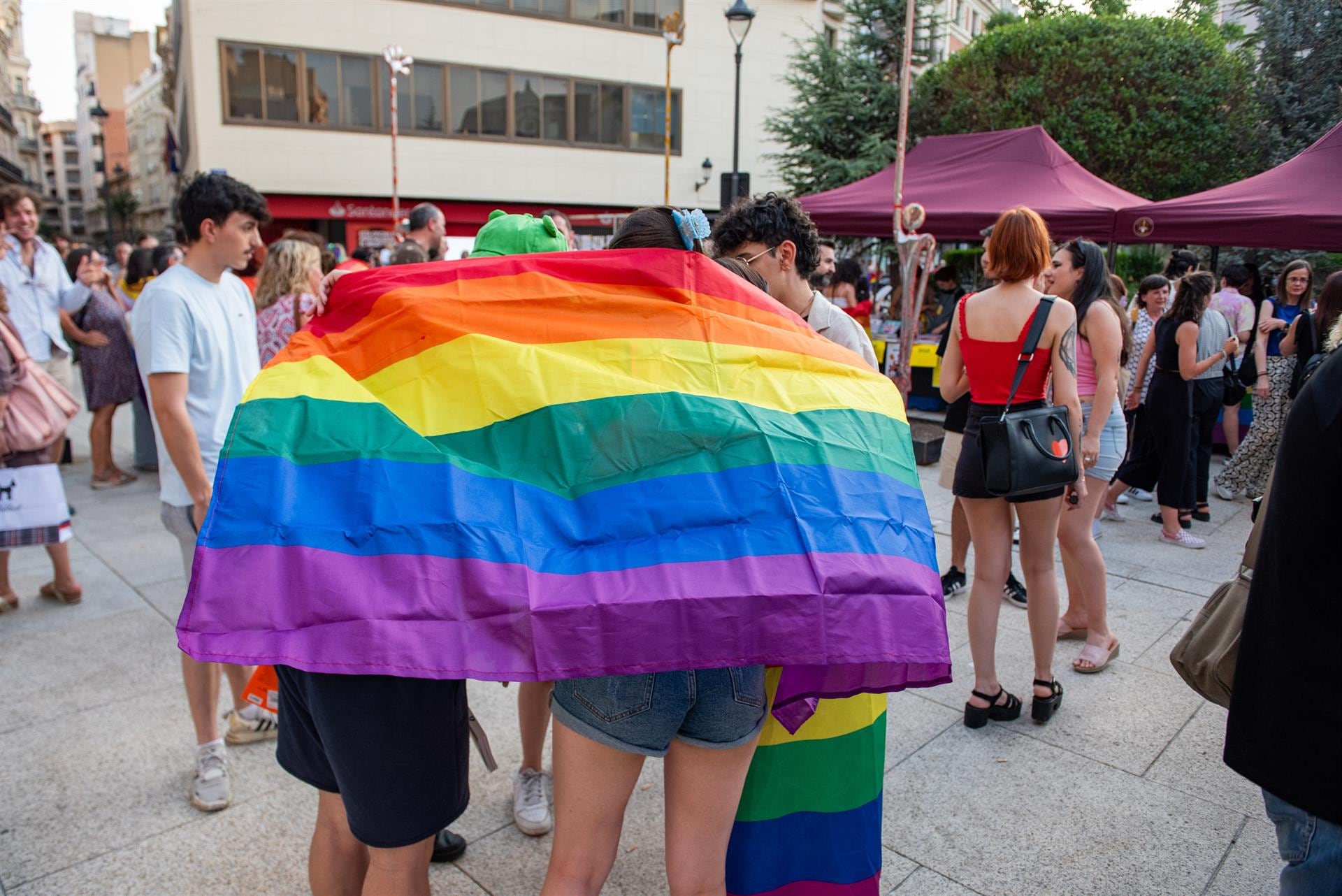 Varios jóvenes sostienen una bandera del Orgullo LGTBI. (Europa Press)