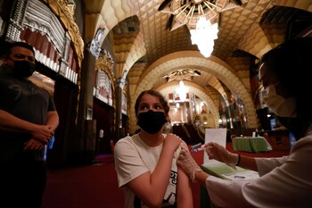 Las autoridades de Los Ángeles reiteraron el llamado a toda la población a vacunarse para evitar un nuevo brote ante la alta propagación de la variante Delta (Foto: REUTERS)