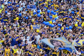 Hinchas de Boca Juniors lo alientan antes del partido del Mundial de Clubes ante Benfica, el lunes 16 de junio de 2025, en Miami Gardens, Florida (AP Foto/Rebecca Blackwell)