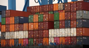 FOTO DE ARCHIVO. Contenedores marítimos a bordo del buque portacontenedores Chacabuco de Hapag-Lloyd en la terminal de contenedores HHLA Altenwerder, en el río Elba en Hamburgo, Alemania. 31 de marzo de 2023. REUTERS/Phil Noble