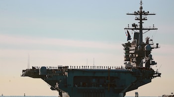 El USS Abraham Lincoln lleva 237 días en el mar y rompió el récord de despliegue continuo de un portaaviones de Estados Unidos