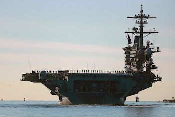 El USS Abraham Lincoln lleva más de 260 días en el mar y rompió el récord de despliegue continuo de un portaaviones de Estados Unidos en Medio Oriente (K.C. Alfred/The San Diego Union-Tribune via AP, Archivo)