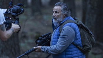 Eduard Fernández durante el rodaje de 'Matar a un oso' (Movistar Plus+)