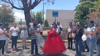 La familia llevó el vestido