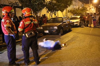 El primer ataque armado ocurrió en Villa Nueva, en residenciales Villa Lobos, zona 2, donde murieron dos hombres por heridas de bala. (Foto cortesía Bomberos Municipales)