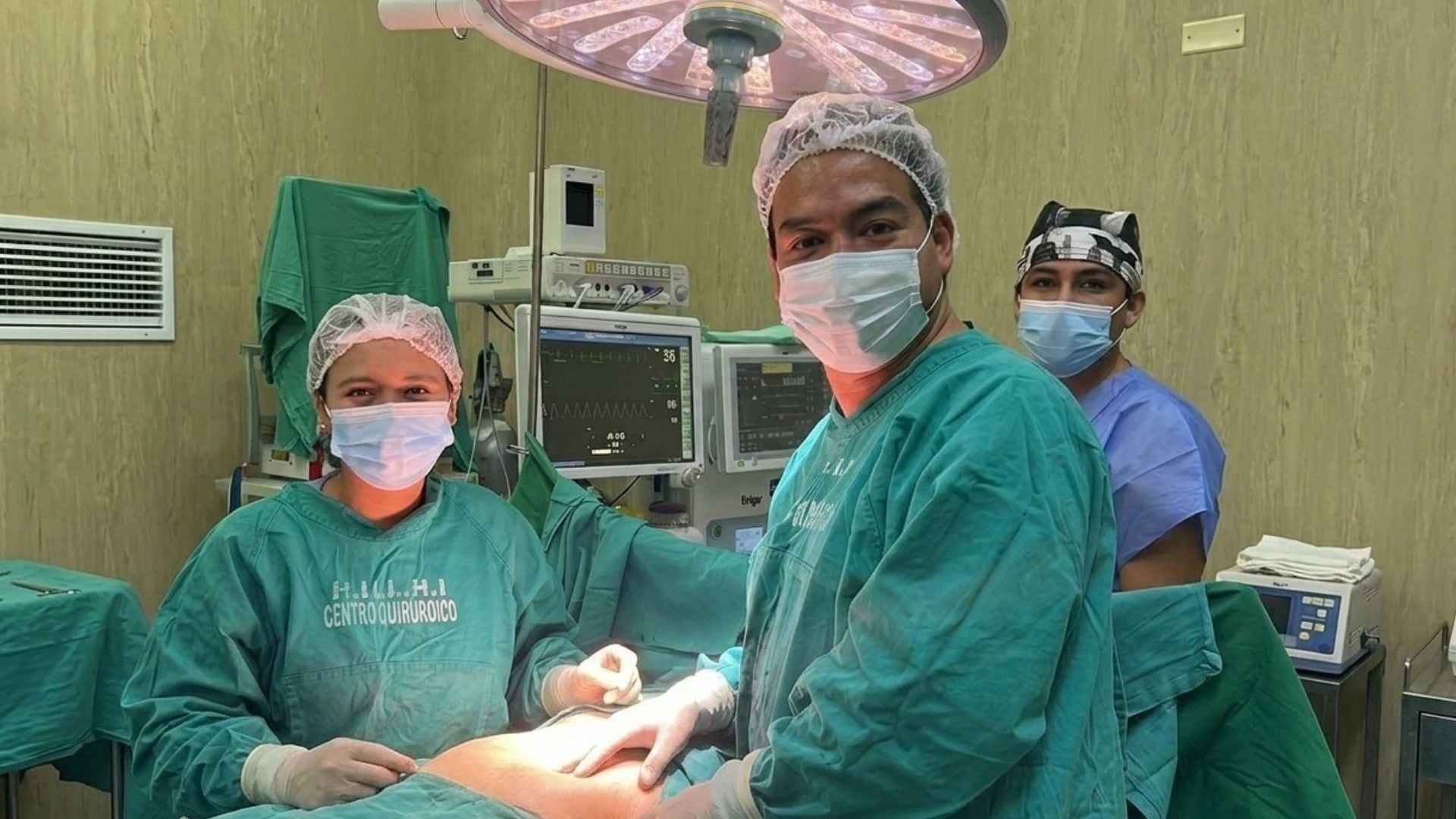 El adulto mayor convivió durante 15 años con una extensa hernia abdominal que limitaba sus movimientos y actividades cotidianas - Créditos: Essalud.