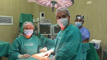Adulto mayor supera compleja cirugía tras convivir 15 años con una hernia abdominal