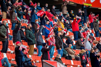 Aficionadosen el interior del estadio del Molinón, en Gijón, este año en la Copa del Rey. EFE/ Alberto Morante/Archivo