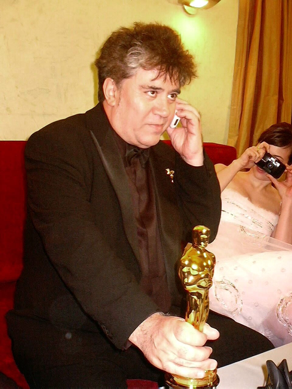 Pedro Almodóvar sujeta un Oscar por