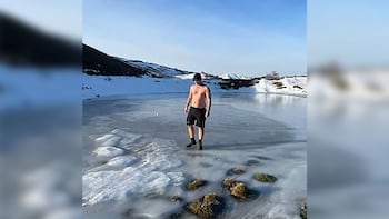 Zeno Stizzoli caminando descalzo y sin camiseta sobre la nieve en la Vía Francígena