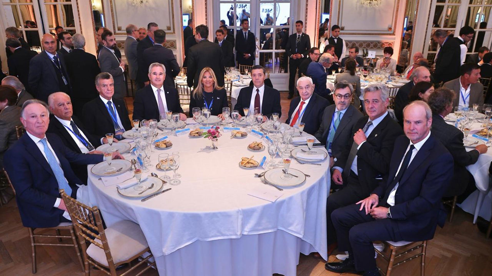 Gustavo Weiss (Camarco), Alejandro Bulgheroni (presidente de PAE), Mario Grinman (CAC), Pablo Quirno, Bettina Bulgheroni, presidenta del Cicyp; el ministro de Defensa, Carlos Presti; Adelmo Gabbi (BCBA), Martín Rappallini (UIA), Nicolás Pino (SRA) y Javier Bolzico (Adeba)