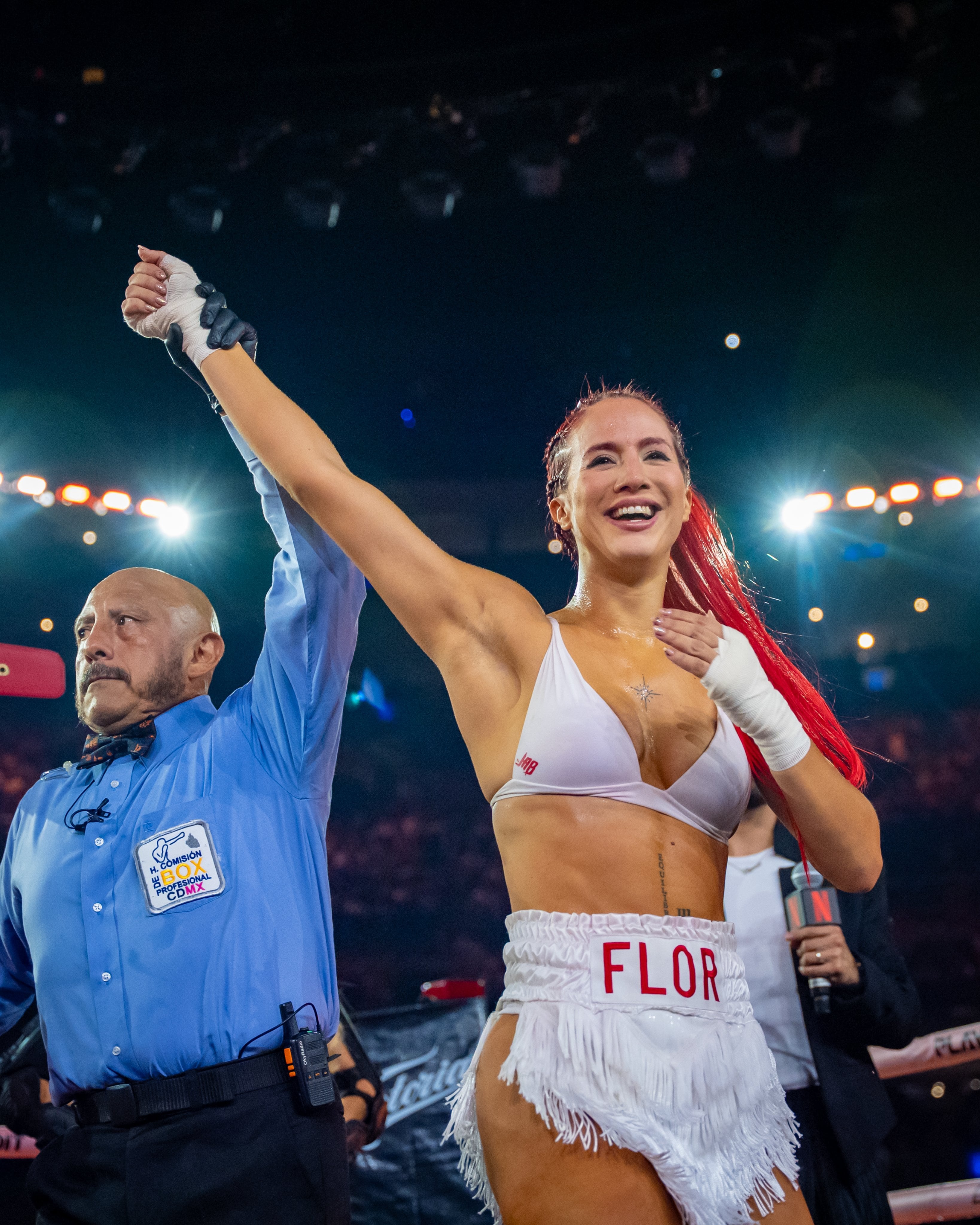 Flor Vigna celebra con euforia su victoria en el Supernova Génesis México, levantando el brazo junto al árbitro tras un emocionante combate contra Alana Flores. ((Netflix))