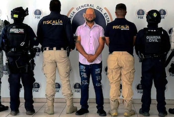 Óscar "N", alias "El Pelón", fue detenido durante un cateo realizado por fuerzas federales y estatales en la colonia Los Lagos, en Uruapan. (X @Eco1_LVM)