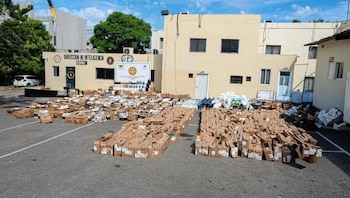 Un operativo incautó 25.496 productos de alcohol adulterado en Yaguate (Foto cortesía del Facebook del Ceccom RD)