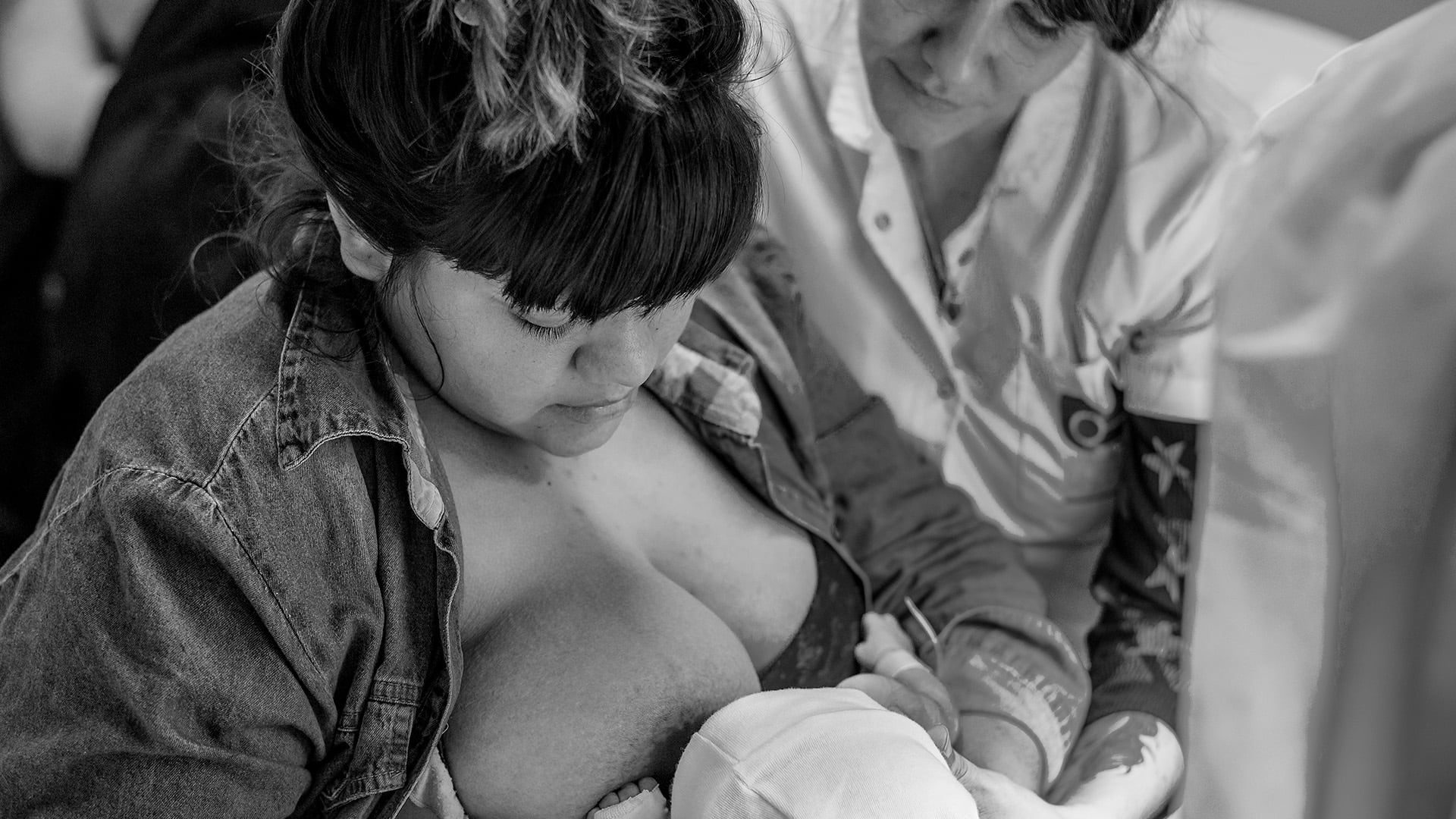 Julieta Saulo es psicóloga social, puericultora, doula, coordina equipos de doulas y puericultoras en Alianza perinatal y dirige los servicios de puericultura en la Asociación civil argentina de puericultura. Escribió