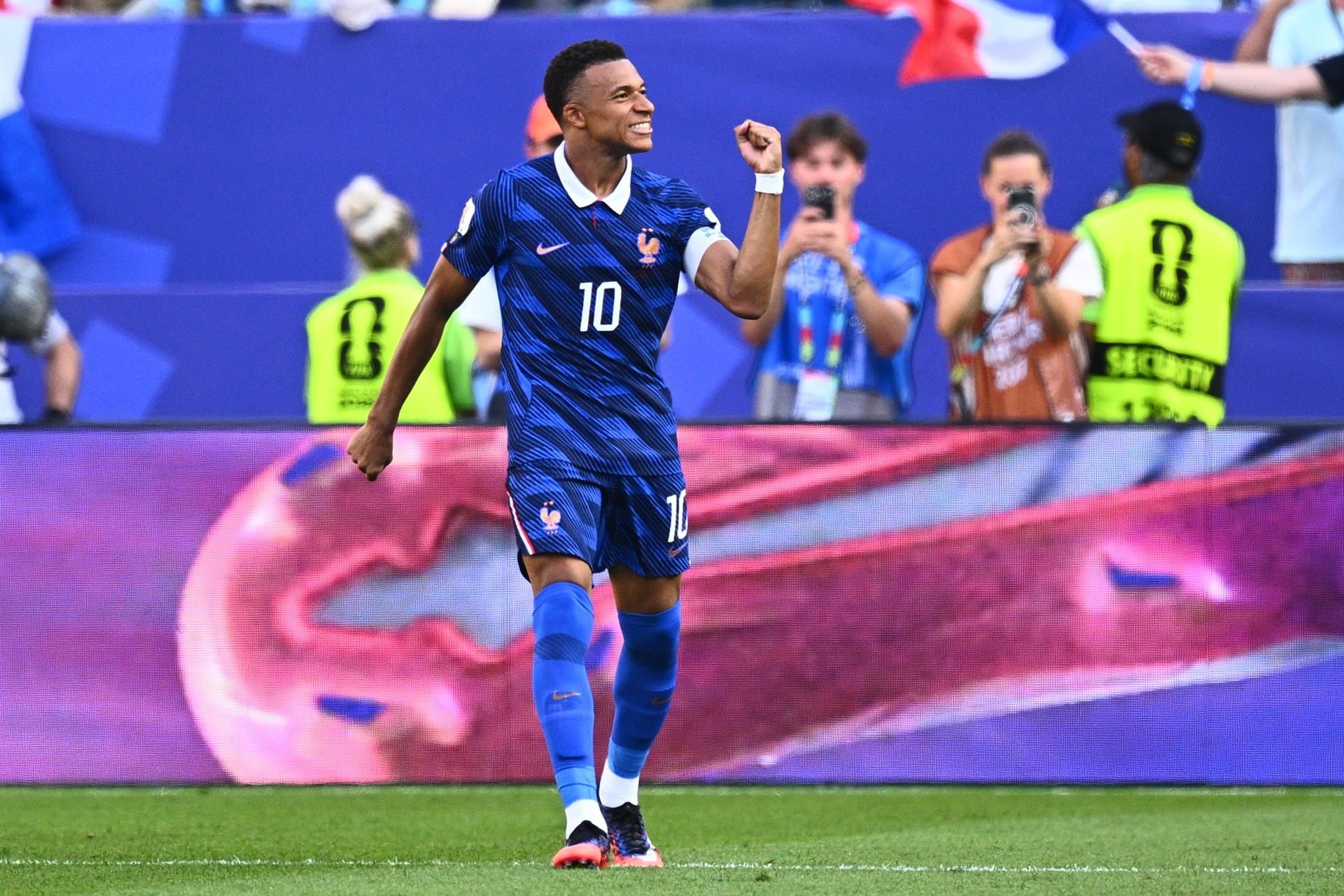 Francia avanzó a octavos de final y Mbappé dejó la frase del partido