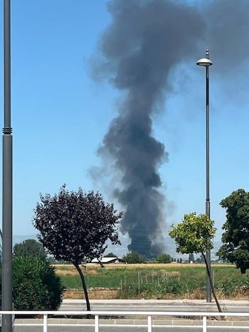 08/08/2026 Granada.- Sucesos.- Arde una nave con chatarra acumulada en la zona de la Hípica en la capital.
Un incendio se ha declarado en el mediodía de este sábado en una nave en la que se acumulaba chatarra junto a la zona de la Hípica, en el paraje de Los Juncos, en el camino de Ambroz, en Granada capital.
SOCIEDAD ANDALUCÍA ESPAÑA EUROPA GRANADA
CEDIDA A EUROPA PRESS