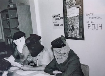 Manuel Linde, José Manuel León Sánchez y otro agente durante la rueda de prensa del comité del SUGC de La Rioja el 3 de octubre de 1988 (Foto cedida)