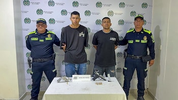 Alias el Costeño (der.) y "Churri" iban armados a bordo de una motocicleta reportada como robada - crédito Metib
