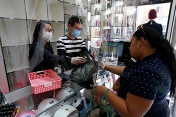 FOTO DE ARCHIVO. Empleados trabajan