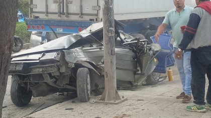 Accidente en la calle 13 de Bogotá dejó dos heridos: salieron ilesos de milagro y el vehículo quedó destruido
