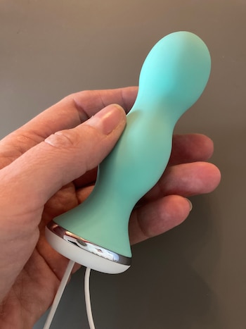 Una mujer sostiene un dispositivo